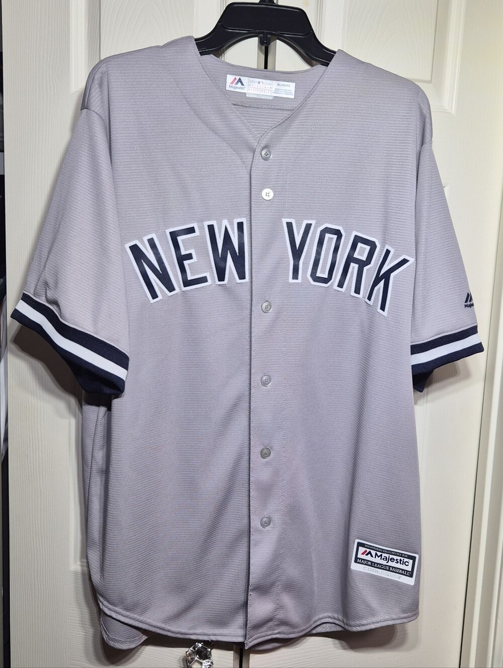 Men's AUTHENTIC NEW YORK YANKEE Majestic COOLBASE Jersey Sz. XL